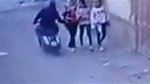 شاب يقود دراجة نارية بلا لوحات ويعتدي على فتاة في النزهة.