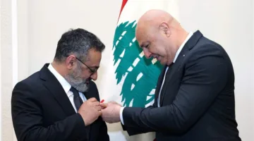 الرئيس عون يكرم الفنان جورج خباز بميدالية الاستحقاق اللبناني الفضية.