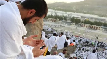 في يوم تُفتح فيه أبواب السماء: أسرار الاستجابة للدعاء في يوم عرفة وأفضل الأوقات لنيل الرحمة الإلهية