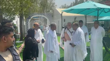 وزير السياحة يزور الحجاج في “عرفات” مرتديًا ملابس الإحرام للاطمئنان عليهم