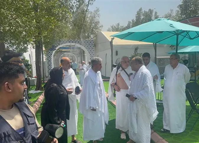 وزير السياحة يزور الحجاج في “عرفات” مرتديًا ملابس الإحرام للاطمئنان عليهم وزير السياحة يزور الحجاج في “عرفات” مرتديًا ملابس الإحرام للاطمئنان عليهم