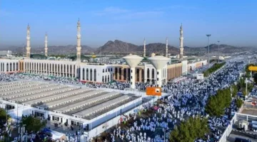حجاج بيت الله الحرام يؤدون صلاة الظهر والعصر في مسجد نمرة