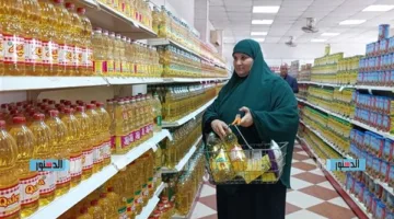 متاجر المجمعات الاستهلاكية تستمر في استقبال الزبائن.