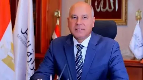 وزير مصري يطرد مسؤولًا أثناء بث مباشر وزير مصري يطرد مسؤولًا أثناء بث مباشر