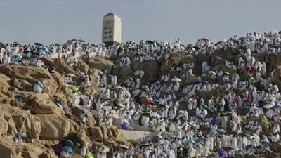 مليون ونصف حاج يتوافدون إلى صعيد عرفات في مشهد تاريخي مليء بالإيمان مليون ونصف حاج يتوافدون إلى صعيد عرفات في مشهد تاريخي مليء بالإيمان