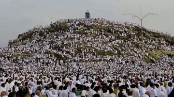 ترابط الأسرة والتحمل في الشدائد.. خطبة يوم عرفة من مسجد نمرة