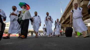 حجاج بيت الله الحرام يستمرون في تأدية الشعائر الأساسية للحج (فيديو)