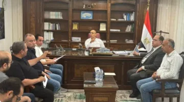 رئيس جهاز القاهرة الجديدة يجتمع مع سكان “بيت الوطن” و”دار مصر” لبحث مقترحاتهم واحتياجاتهم.