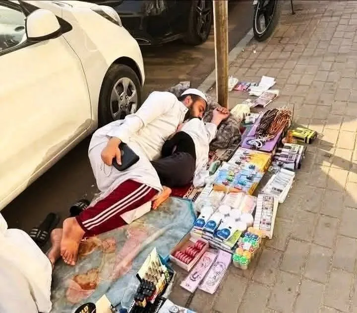 لقطة مؤثرة: بائع متجول ينام على الرصيف وهو يحتضن طفلته في القاهرة | شاهد لقطة مؤثرة: بائع متجول ينام على الرصيف وهو يحتضن طفلته في القاهرة | شاهد