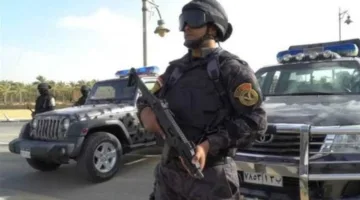 كشف حقيقة تداول فيديو يظهر شخصين خلف نافذة حديدية يدعي أنهما محتجزان في غرفة احتجاز.