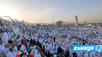 أيدي مرفوعة للدعاء ودموع تتساقط وقلوب خاشعة.. الحجاج يقومون بأداء الركن الأساسي للحج في جبل عرفات تحت أشعة الشمس الحارقة.
