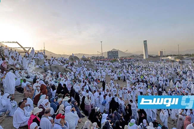 أيدي مرفوعة للدعاء ودموع تتساقط وقلوب خاشعة.. الحجاج يقومون بأداء الركن الأساسي للحج في جبل عرفات تحت أشعة الشمس الحارقة.