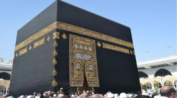 9 ألوان زينت غلاف الكعبة.. ولماذا اختار النبي الأحمر والأبيض لتزيينها؟