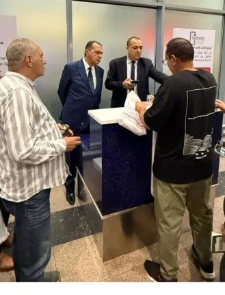 نائب وزير المالية ورئيس مصلحة الجمارك يقومان بجولة في مطار القاهرة: “إجراءات جمركية مبسطة للمسافرين العائدين”