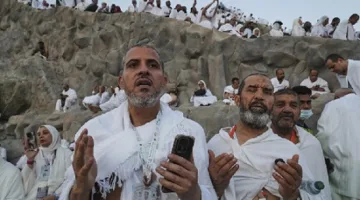 الحجاج يشاركون في الركن الأساسي للحج على جبل عرفات تحت أشعة الشمس الحارقة.