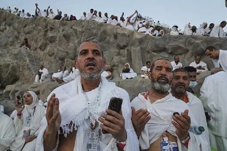 الحجاج يشاركون في الركن الأساسي للحج على جبل عرفات تحت أشعة الشمس الحارقة. الحجاج يشاركون في الركن الأساسي للحج على جبل عرفات تحت أشعة الشمس الحارقة.