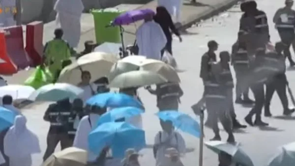 حجاج بيت الله يحيون الركن الرئيسي من الحج على جبل عرفات
