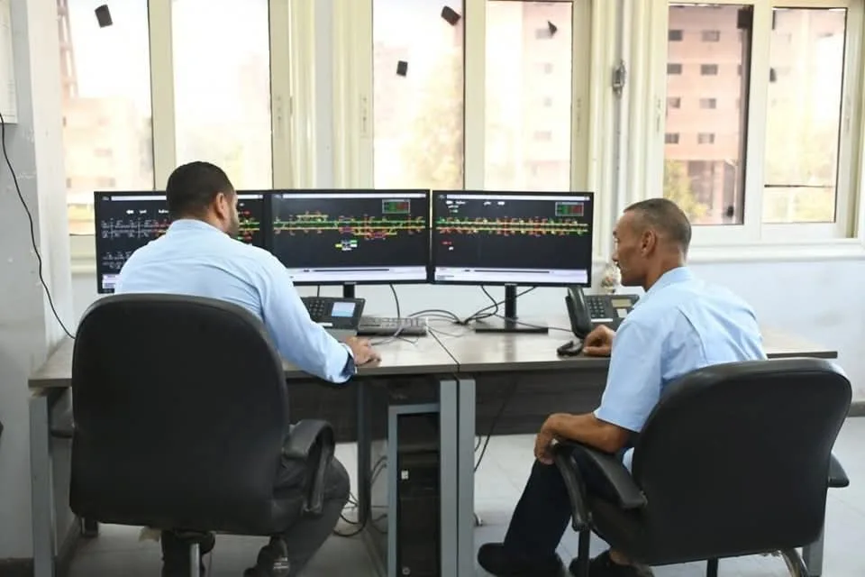 عمال السكك الحديدية يراقبون تشغيل القطارات خلال عطلة عيد الأضحى