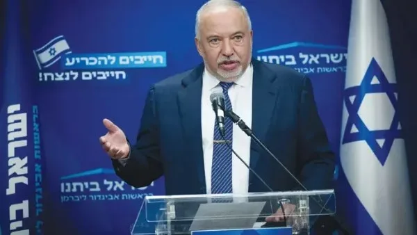 ليبرمان يوجه اتهامات لنتنياهو بتزويد مجموعات معارضة لحركة حماس في غزة بالسلاح ليبرمان يوجه اتهامات لنتنياهو بتزويد مجموعات معارضة لحركة حماس في غزة بالسلاح