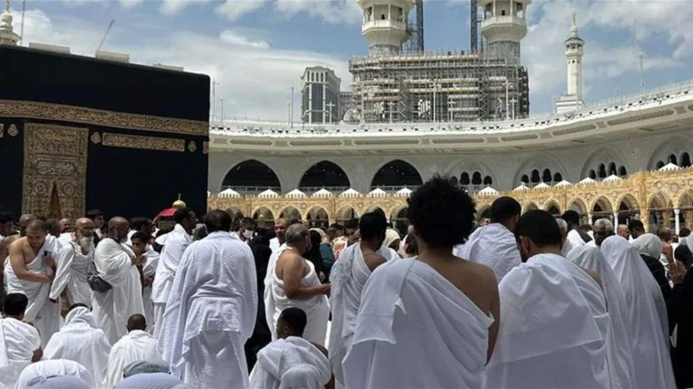 الحجاج يتجمعون على جبل عرفات في منظر روحاني رائع (فيديو)