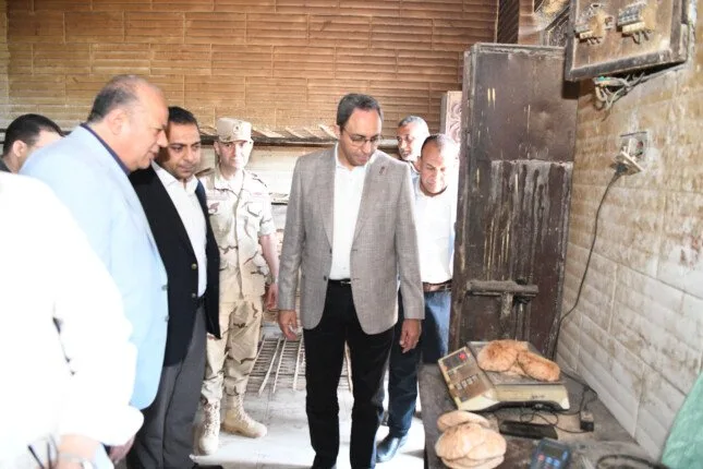 محافظ قنا يقوم بجولة تفقدية على المخابز ومنافذ بيع اللحوم ويزور مستشفى الحميات في نجع حمادي بشكل مفاجئ. محافظ قنا يقوم بجولة تفقدية على المخابز ومنافذ بيع اللحوم ويزور مستشفى الحميات في نجع حمادي بشكل مفاجئ.