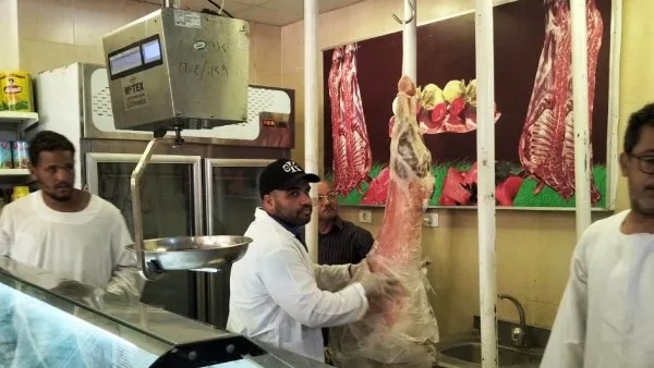 حملات لمراقبة الأسواق والأسعار في أسوان تحضيراً لعيد الأضحى المبارك حملات لمراقبة الأسواق والأسعار في أسوان تحضيراً لعيد الأضحى المبارك