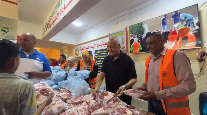 عيد الأضحى في قنا: مصطفى بكري يدخل السعادة على قلوب الأيتام بتوزيع 2.5 طن من اللحوم وآلاف القطع من الملابس