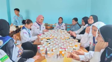 الفرق الكشفية للشباب تساهم في إعداد هدايا المصلين وتهيئة ساحات عيد الأضحى المبارك.