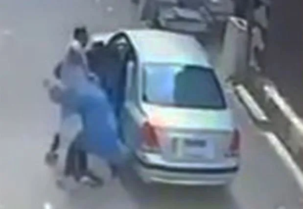 خلافات عائلية.. تفاصيل فيديو اعتداء زوج على زوجته بالضرب في كرداسة خلافات عائلية.. تفاصيل فيديو اعتداء زوج على زوجته بالضرب في كرداسة