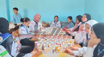 فرق الكشافة في الشعب التجريبية للأطفال تسهم في تحضير هدايا لمصلى العيد