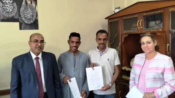 تسليم العقود لعدد من شباب أسوان للعمل في الأردن تسليم العقود لعدد من شباب أسوان للعمل في الأردن