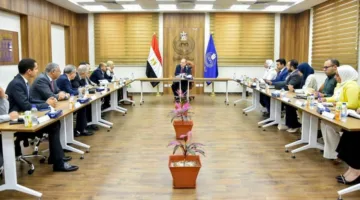 رئيس هيئة الدواء المصرية يجتمع مع ممثلي شركات توزيع الأدوية