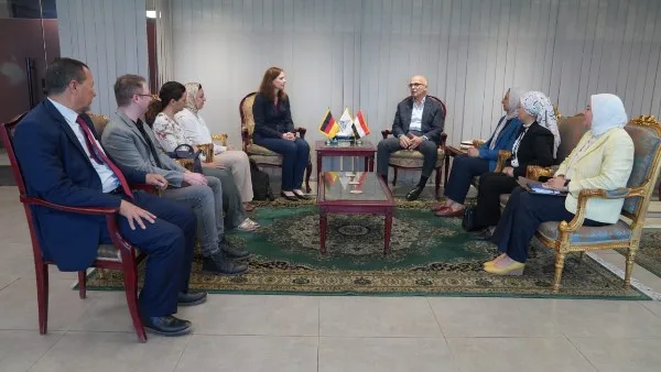 رئيس جامعة عين شمس يستضيف مدير الهيئة الألمانية للتبادل العلمي لتعزيز الشراكة. رئيس جامعة عين شمس يستضيف مدير الهيئة الألمانية للتبادل العلمي لتعزيز الشراكة.