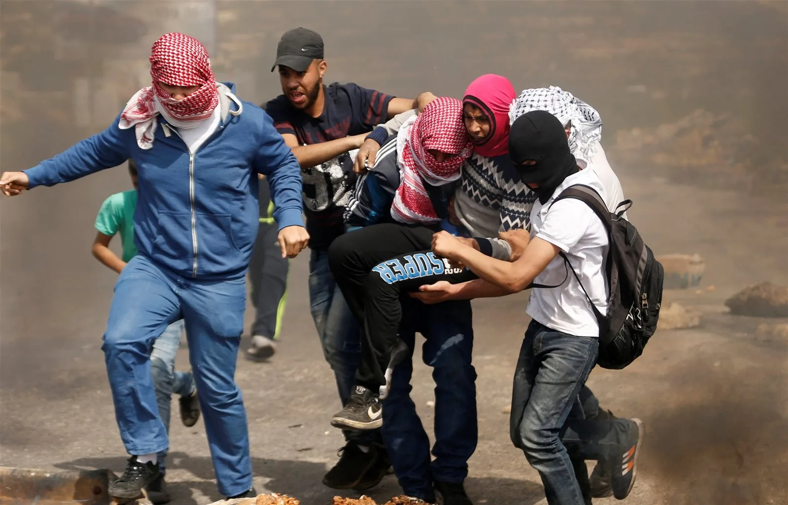 جرح 5 فلسطينيين أثناء سعيهم للحصول على مساعدات إنسانية جرح 5 فلسطينيين أثناء سعيهم للحصول على مساعدات إنسانية