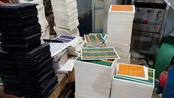 التحقيق مع فرد تم القبض عليه وهو يحمل 113 ألف مادة تجارية “بدون ترخيص” التحقيق مع فرد تم القبض عليه وهو يحمل 113 ألف مادة تجارية “بدون ترخيص”