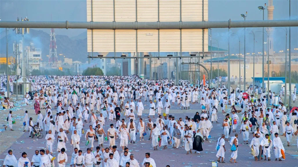 الحجاج يتجهون من عرفات إلى مزدلفة الحجاج يتجهون من عرفات إلى مزدلفة
