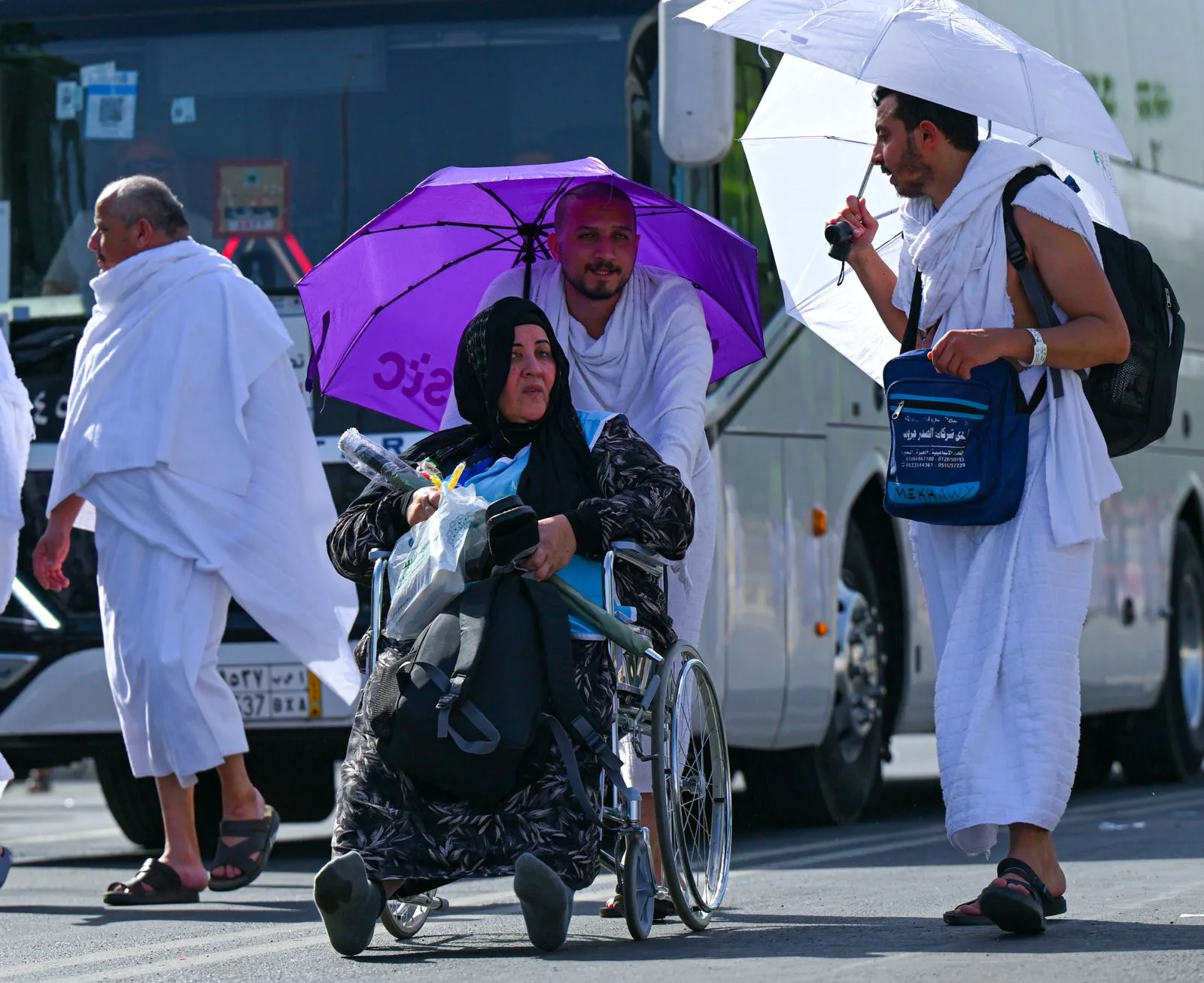 حجاج بيت الله الحرام يغادرون عرفات نحو مزدلفة حجاج بيت الله الحرام يغادرون عرفات نحو مزدلفة