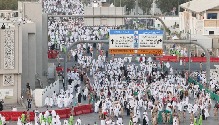 ضيوف الرحمن ينفرون من عرفات إلى مزدلفة