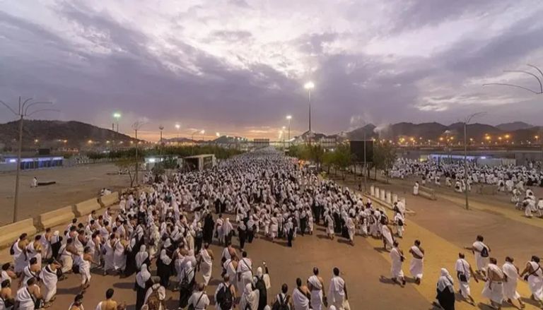 ضيوف الرحمن ينفرون من عرفات إلى مزدلفة
