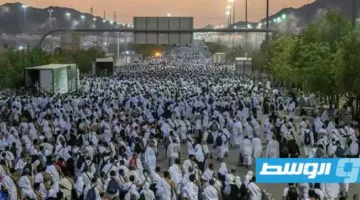 الحجاج يتجهون من عرفات إلى مزدلفة