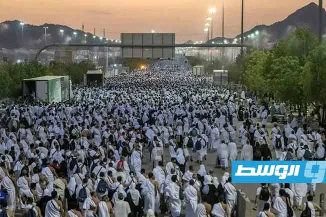 الحجاج يتجهون من عرفات إلى مزدلفة الحجاج يتجهون من عرفات إلى مزدلفة
