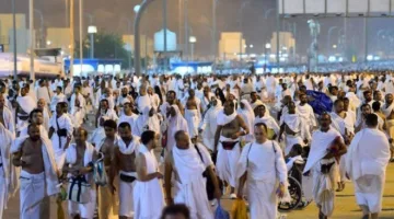 الحجاج يغادرون عرفات إلى مزدلفة بعد أداء الركن الأساسي للحج.