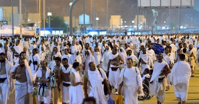الحجاج يغادرون عرفات إلى مزدلفة بعد أداء الركن الأساسي للحج. الحجاج يغادرون عرفات إلى مزدلفة بعد أداء الركن الأساسي للحج.