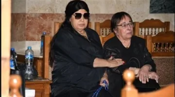حفيدها يتلقى التعازي.. فيفي عبده وخالد النبوي في مقدمة الحضور لتوديع الراحلة سميحة أيوب