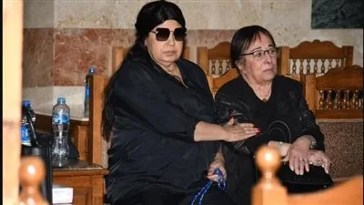 حفيدها يتلقى التعازي.. فيفي عبده وخالد النبوي في مقدمة الحضور لتوديع الراحلة سميحة أيوب حفيدها يتلقى التعازي.. فيفي عبده وخالد النبوي في مقدمة الحضور لتوديع الراحلة سميحة أيوب