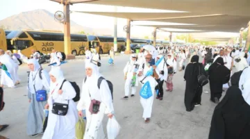 حجاج الجمعيات الأهلية ينطلقون إلى مزدلفة عند غروب شمس يوم عرفة