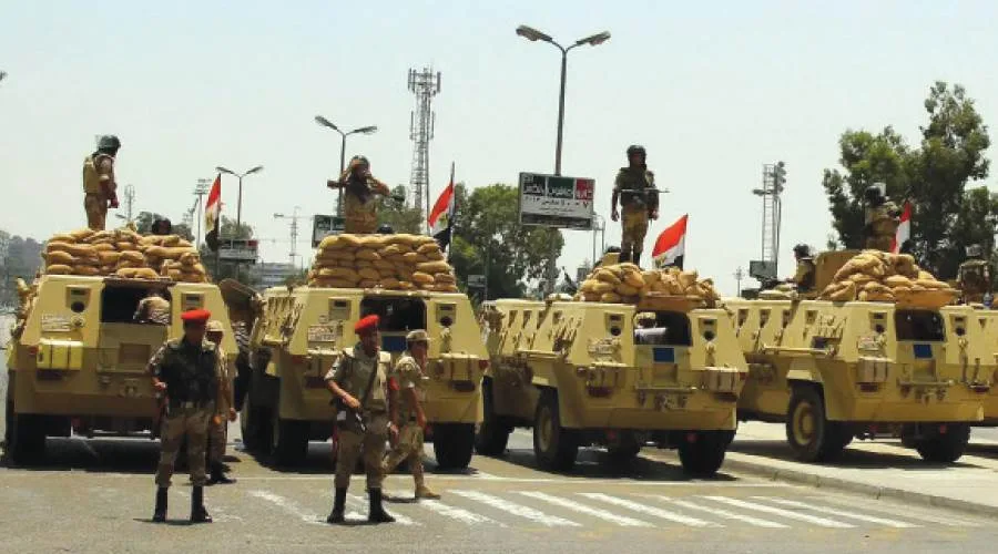 احتفالات المصريين تحت حماية جنود الوطن احتفالات المصريين تحت حماية جنود الوطن