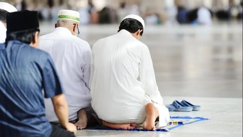 حكم دمج صلاتي العيد والجمعة.. الفتوى توضح