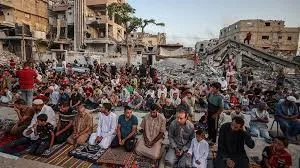 بين الركام وذكريات الماضي… سكان غزة يستقبلون العيد دون احتفالات بين الركام وذكريات الماضي… سكان غزة يستقبلون العيد دون احتفالات