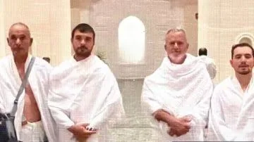 المملكة العربية السعودية ترحب بالحجاج الإسبان بالدفوف بعد عبورهم 11 دولة في 7 أشهر على ظهور الخيول نحو مكة. المملكة العربية السعودية ترحب بالحجاج الإسبان بالدفوف بعد عبورهم 11 دولة في 7 أشهر على ظهور الخيول نحو مكة.